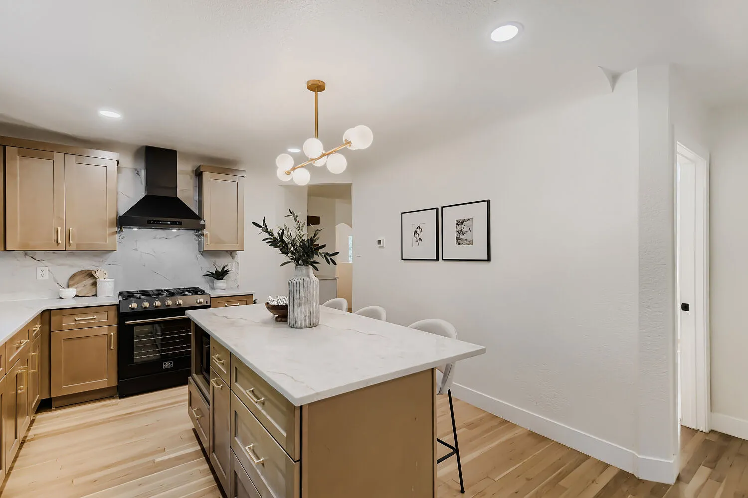 5 bed, 3580 sqft, $8,250 — Photo 4