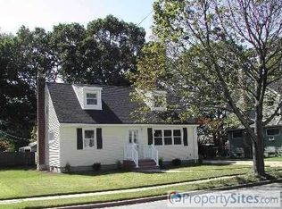 188 N Hawthorne St, Massapequa, NY 11758