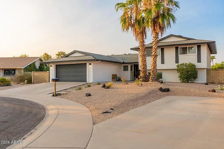 6 bed, 3.5 bath, 2332 sqft, $6,500 — Photo 2