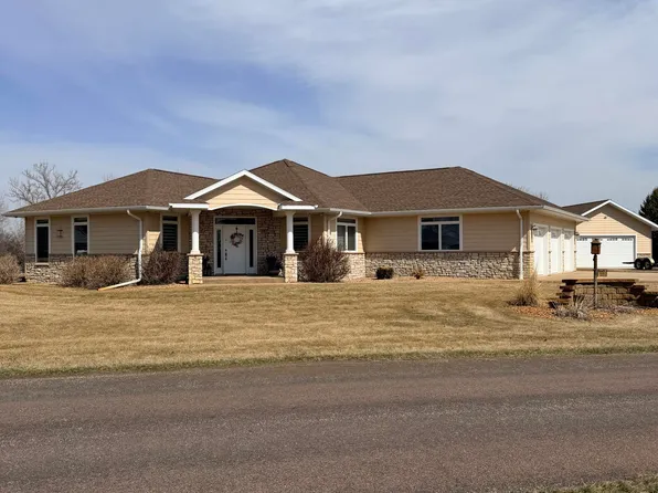 222 Country Club Ln, Milbank, SD 57252