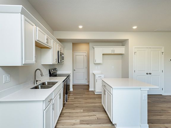 4th image of 571 Venice Ave #4