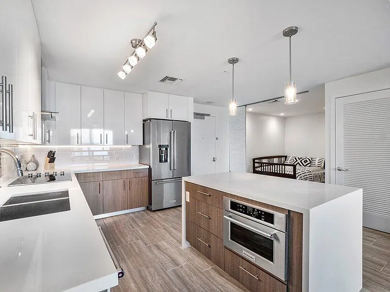 236 SE 5th Ave #303 — Photo 4