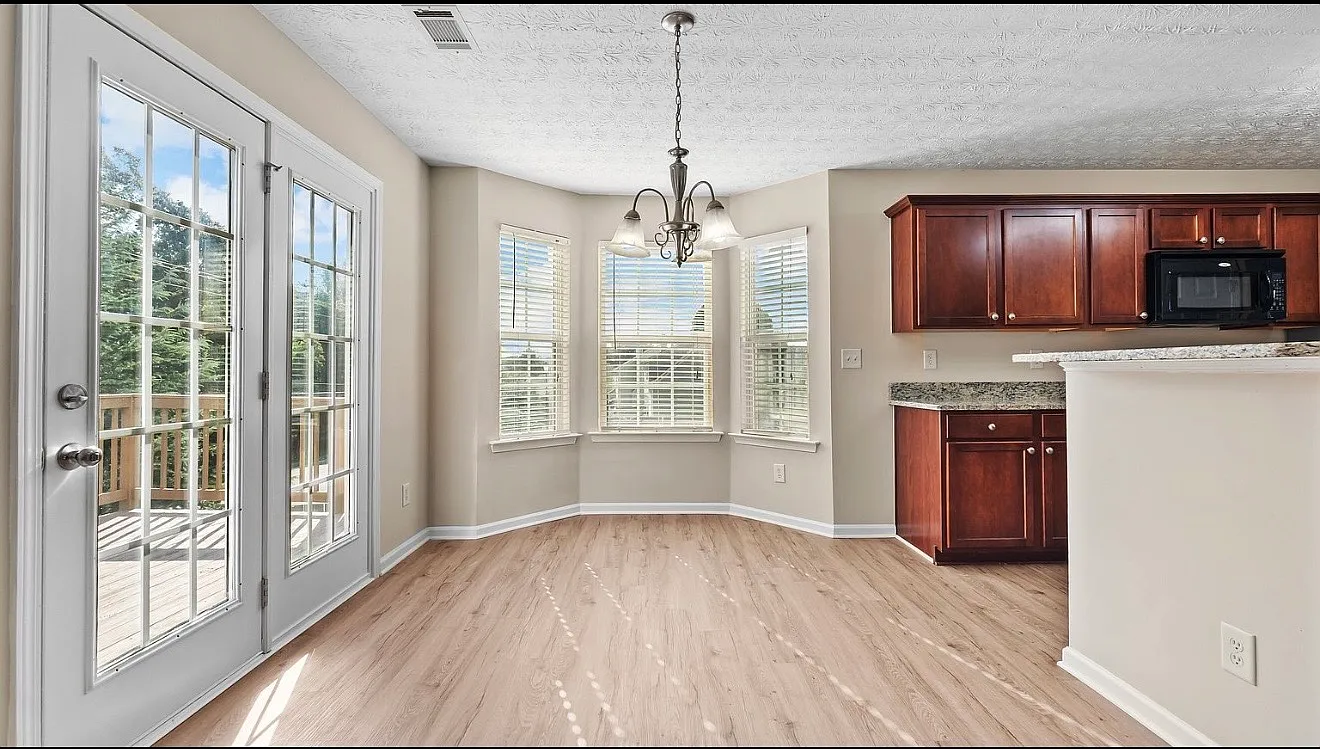4 bed, 2.5 bath, 2548 sqft, $2,300 — Photo 4