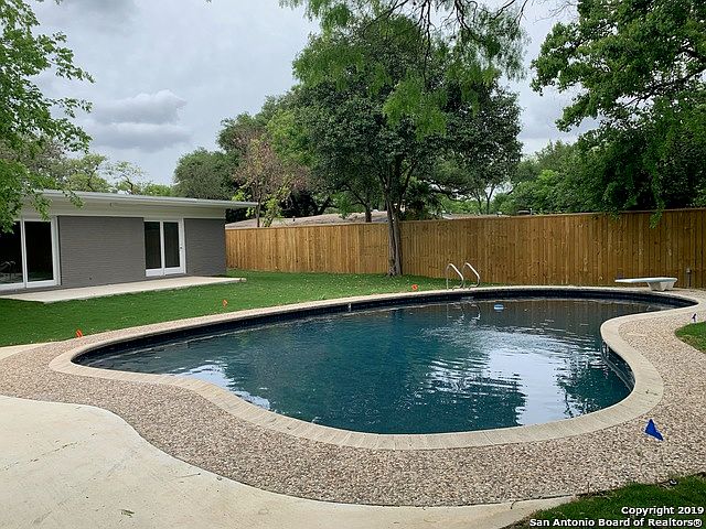 2nd image of 218 Gardenview