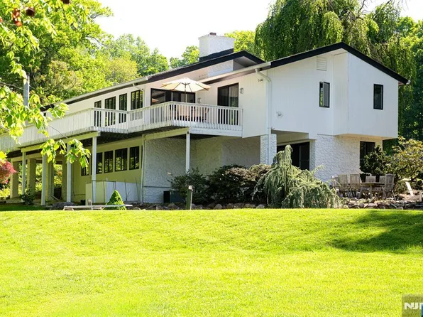 165 Hoover Dr, Cresskill, NJ 07626