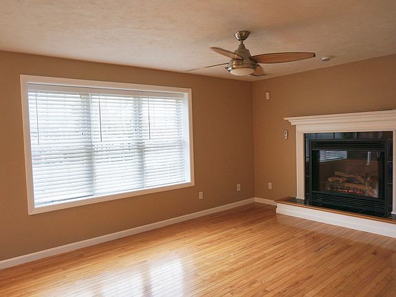 Living room, gas fireplace.