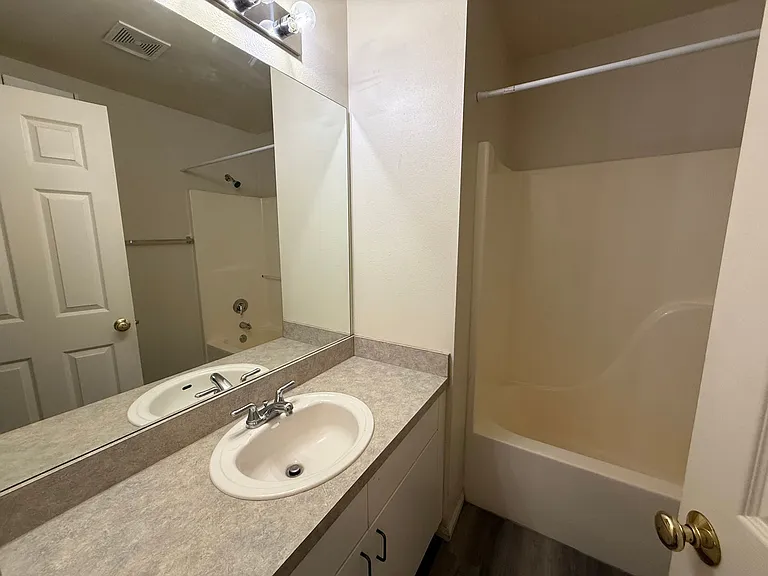1015 SE 4th St #10 — Photo 13