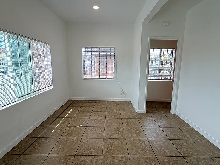Magnolia Ave — Photo 8
