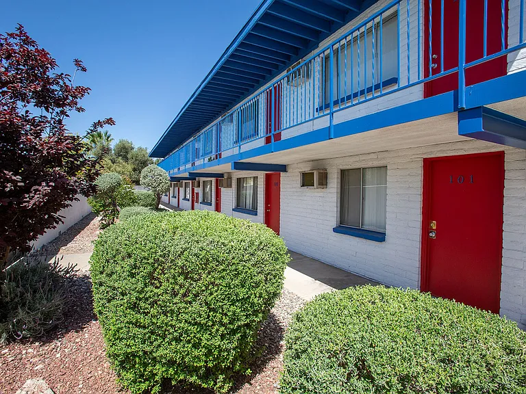 University Manor — Photo 21