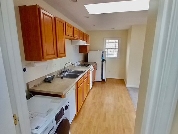 3rd image of 1526 Rosewood Ave