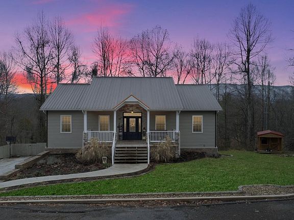 3rd image of 1306 Oakwood Cir