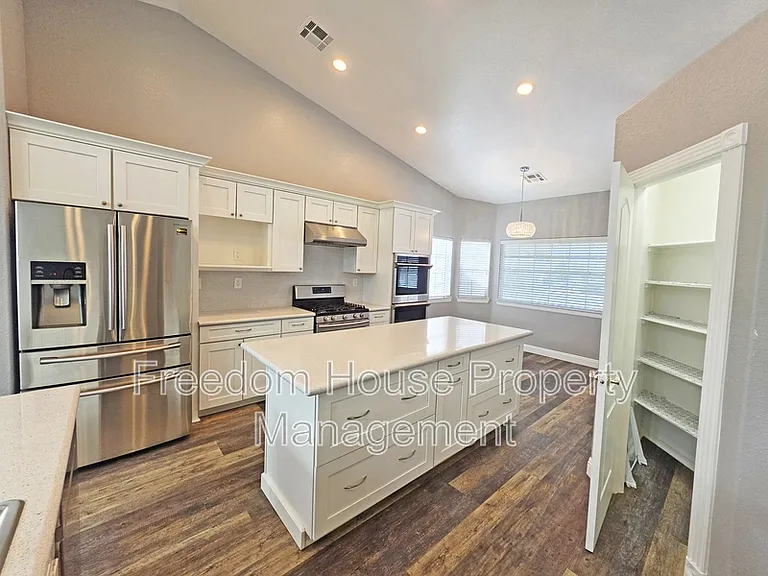 3630 E Vineyard Dr N — Photo 15