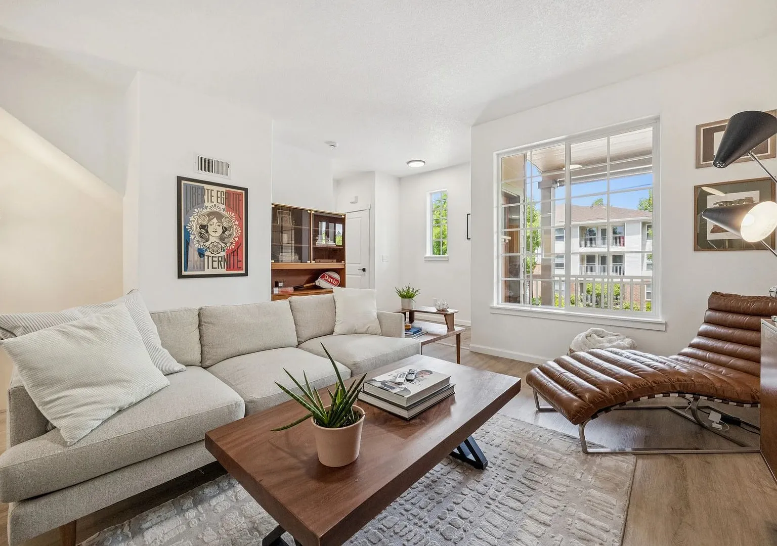 Spacious 3 story townhouse w/ 2 car garage and a Bonus Room — Photo 2