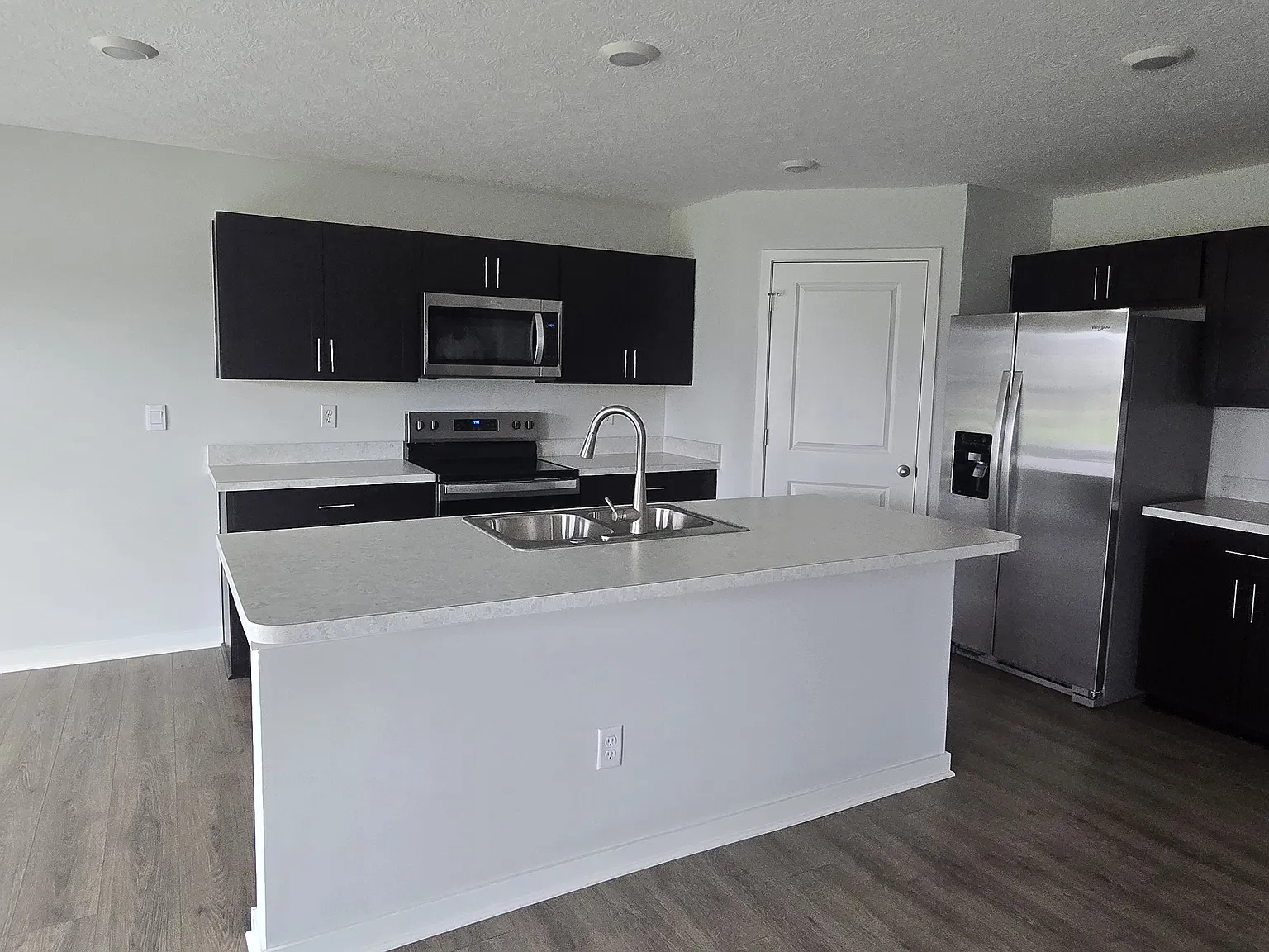 5 bed, 2600 sqft, $2,900 — Photo 2