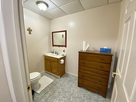 4th image of 271 Main St