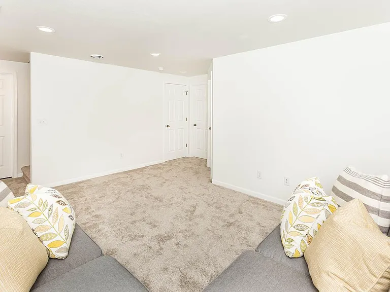 824 Cathy Dr W — Photo 18