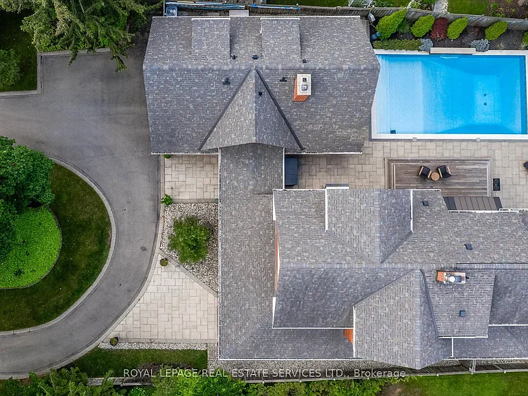 335 Lakeshore Rd W — Photo 6