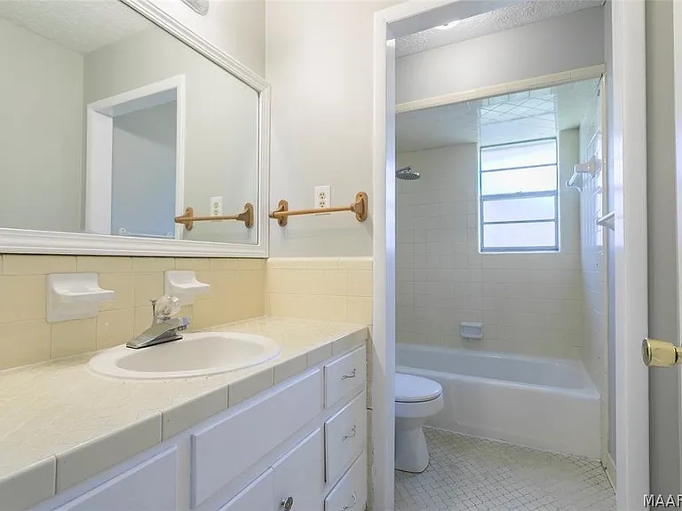 110 Diane Dr — Photo 32