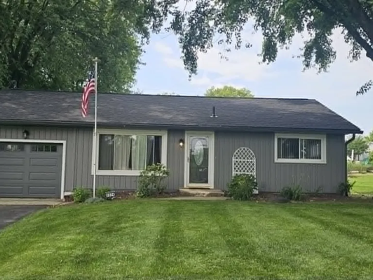 1074 Lakeshore Dr W — Photo 1