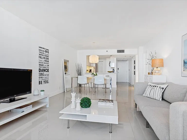 1717 N Bayshore Dr #Penthouse D39 — Photo 3