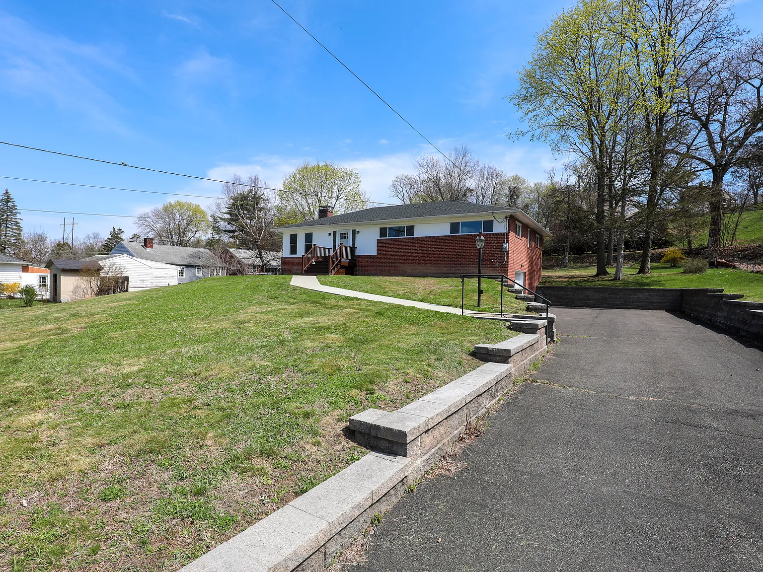 3 bed, 1.5 bath, 1581 sqft, $3,600 — Photo 2