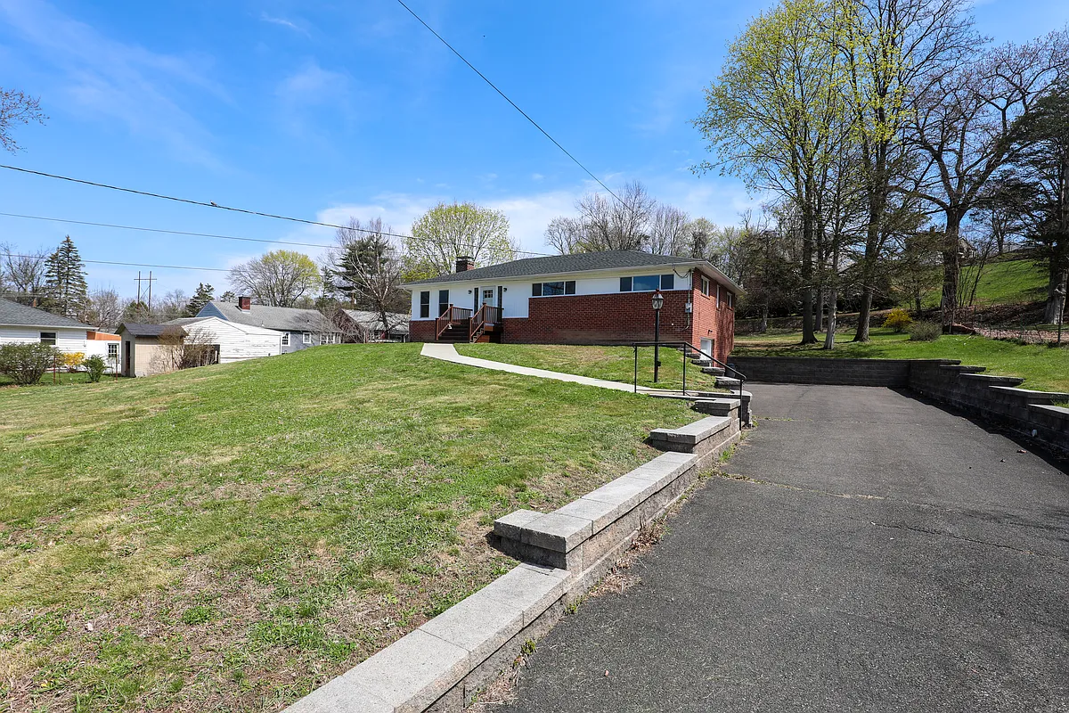 Building Photo - 111 Zandhoek Rd
