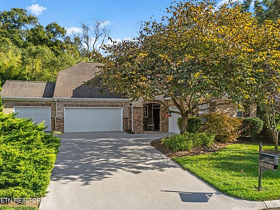 2nd image of 828 Clover Fields Ln
