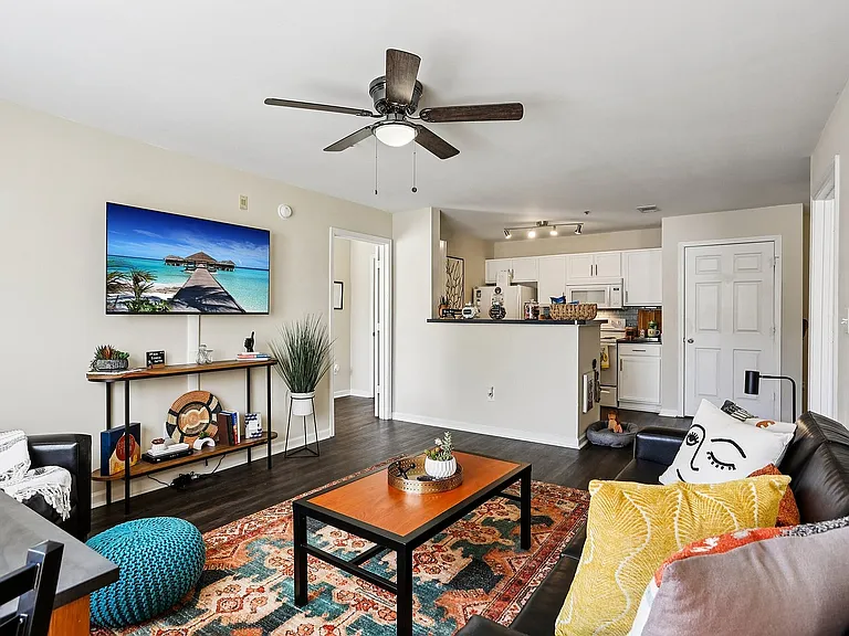 7-web-or-mls-University Ave-S2210-007