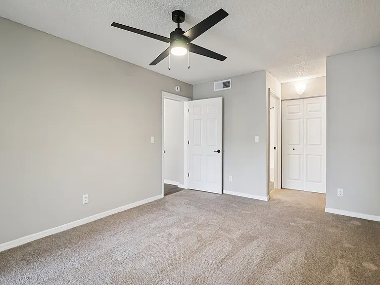 Lakeside Glen Apartments — Photo 11