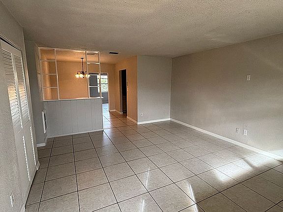 3rd image of 1618 Crestlawn Ave