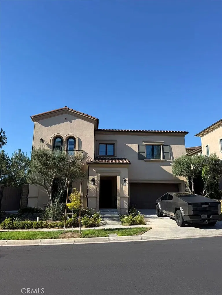 4 bed, 4.5 bath, 4710 sqft, $14,000 — Photo 1