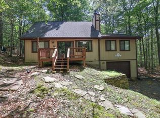 10 Oak Dr, Hawley, PA 18428