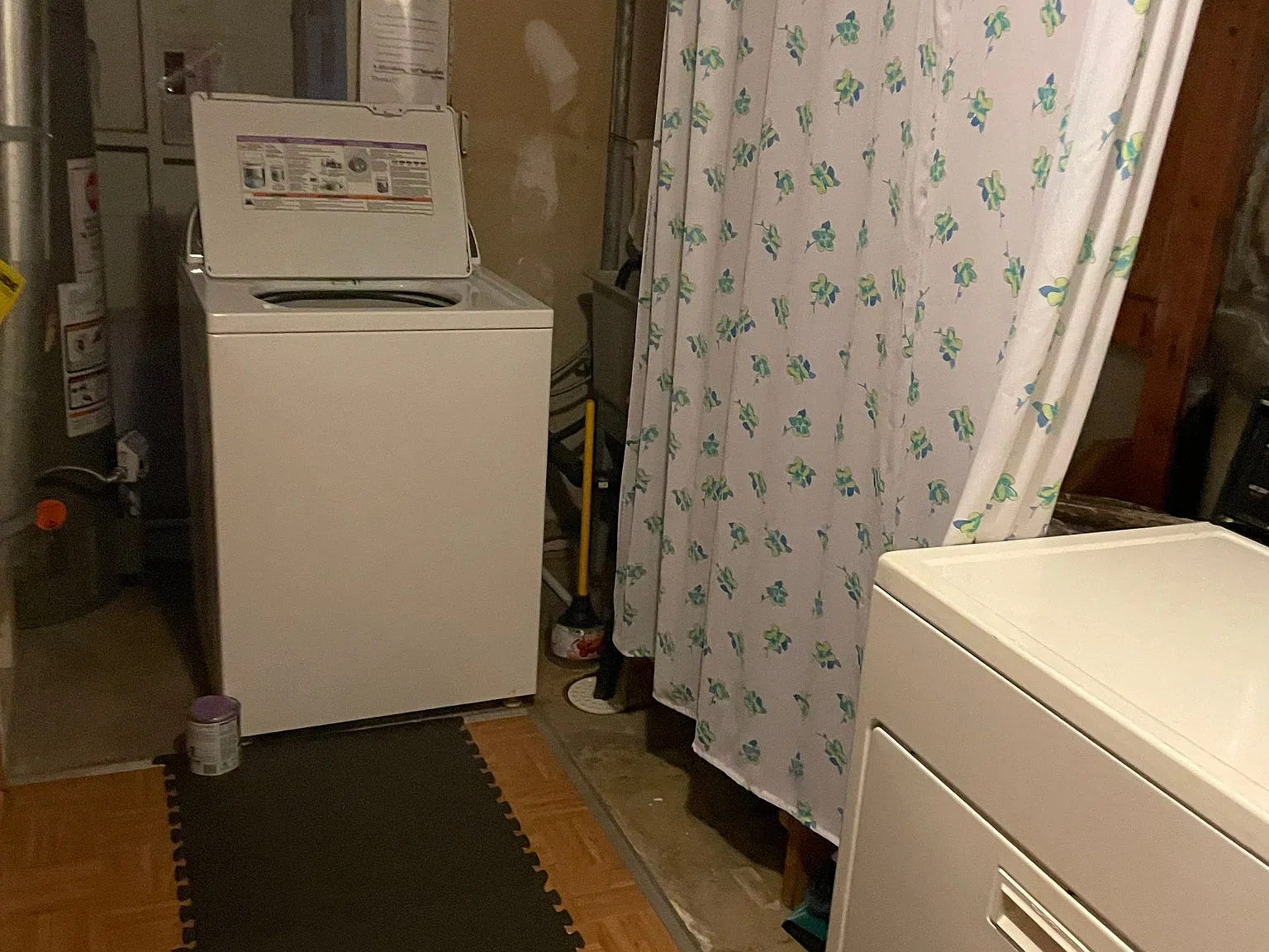 Big house for share . Unit 2 is basement. That all windows out ground . — Photo 4