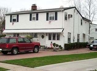 1 Cross Ln, Levittown, NY 11756