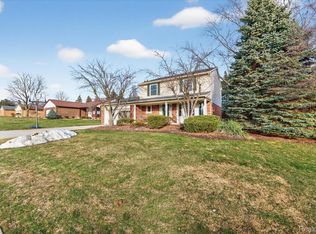 2075 Elkhorn Dr, Rochester Hills, MI 48307