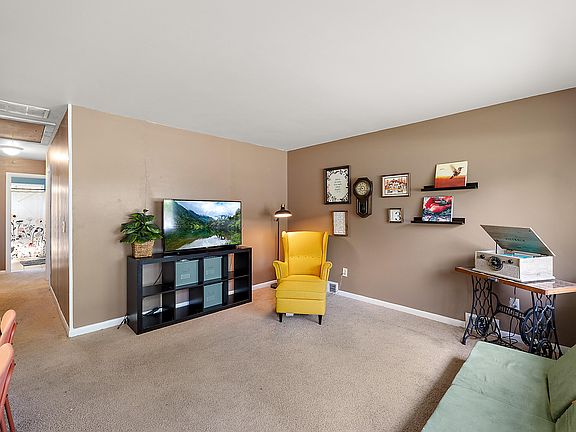 3rd image of 27711 Pembroke St