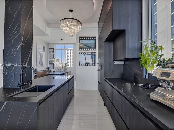 5th image of 725 NE 22nd St #Penthouse 2f