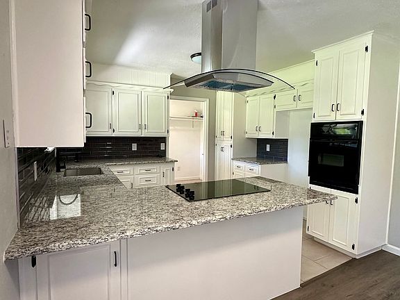 4th image of 1021 Harbor Lakes Dr