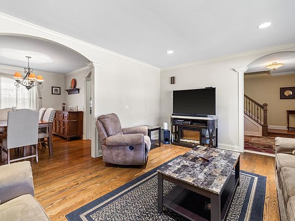 5th image of 913 French Dr