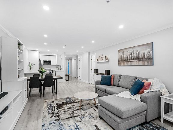 2nd image of 2577 Willow St #102