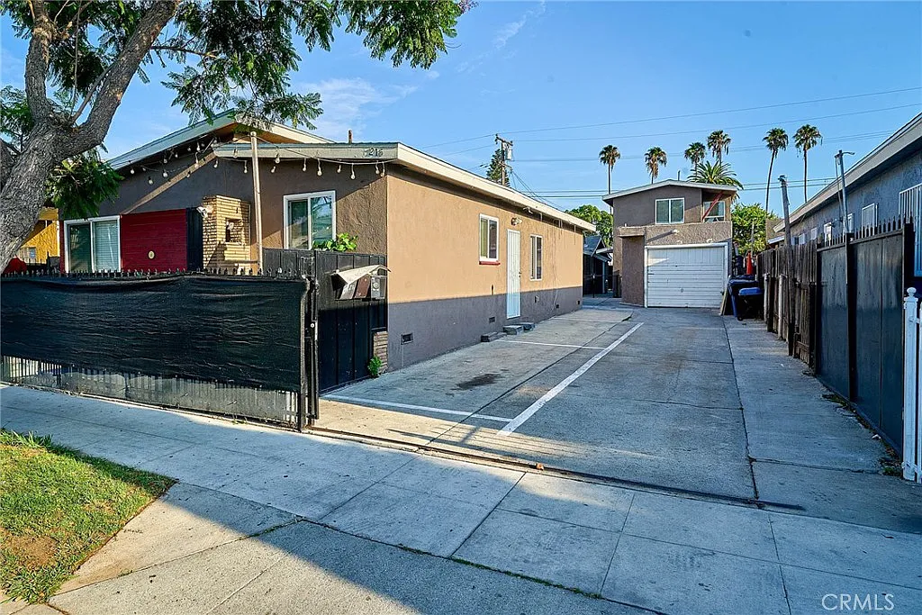 3 bed, 900 sqft, $2,680 — Photo 1