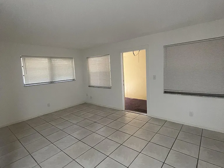 807 NW 24th St #12 — Photo 2
