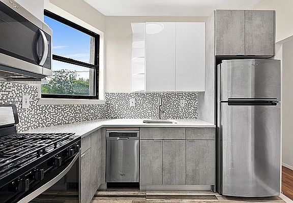 2nd image of 281 Clifton Pl APT 1