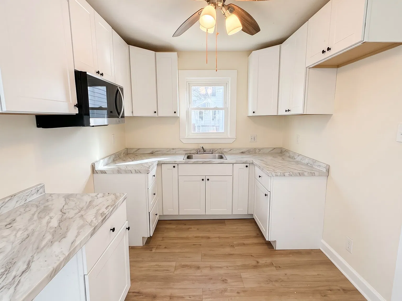 4 bed, 1371 sqft, $2,450 — Photo 2