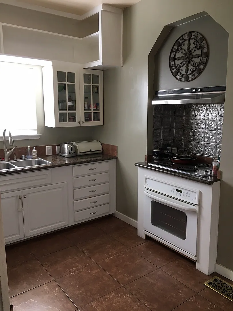 Sacramento RARE Class Act Charmer Meticulously Remodeled. Please read ENTIRE ad prior to contacti... — Photo 4