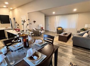 1074 Rainbow Blvd, Hiawatha, IA 52233