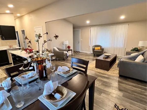 1074 Rainbow Blvd, Hiawatha, IA 52233