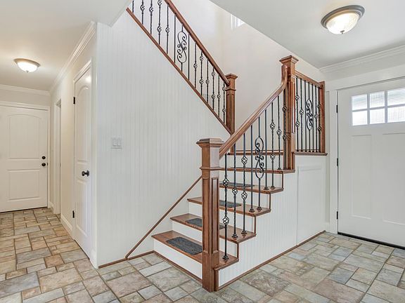 5th image of 591 Albion Ct