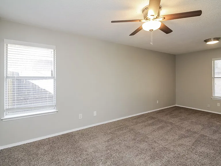 900 Vicksburg Ln — Photo 10