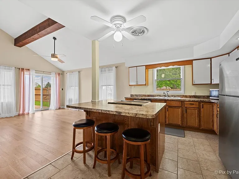 702 N View St — Photo 10
